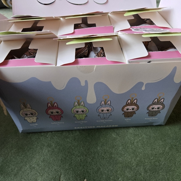 Pop Mart THE MONSTERS - Tasty Macarons Vinyl Face - A set of 6 (OPENED) - Picture 4 of 8